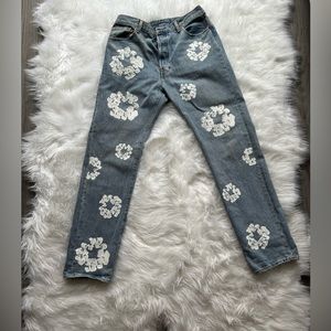 SOLD-THE COTTON WREATH JEAN LIGHT WASH. 36x34 100% authentic